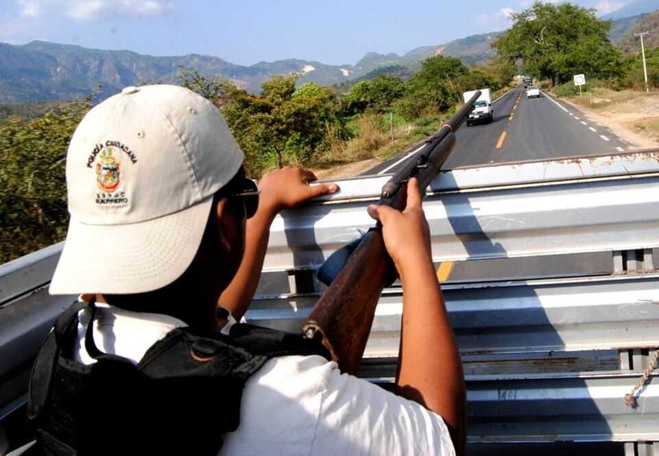 Los policías ciudadanos de la UPOEG, comentó Alanís, se encontraban en el retén, en guardia cuando ocurrió la agresión. Foto Archivo/EL UNIVERSAL