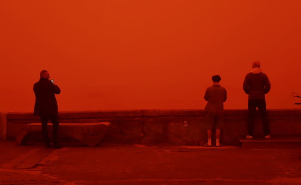 Ciudad de Heraclión, Grecia, cubierta de polvo rojo procedente de África. Nikos Chalkiadakis / EFE