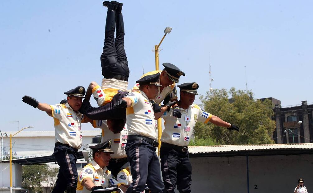 Una de las ejecuciones más complejas del equipo, con ocho agentes sobre dos motocicletas, es el "Cincuentenario", en que un compañero hace equilibrio de cabeza. Foto: Francisco Rodríguez/EL UNIVERSAL.