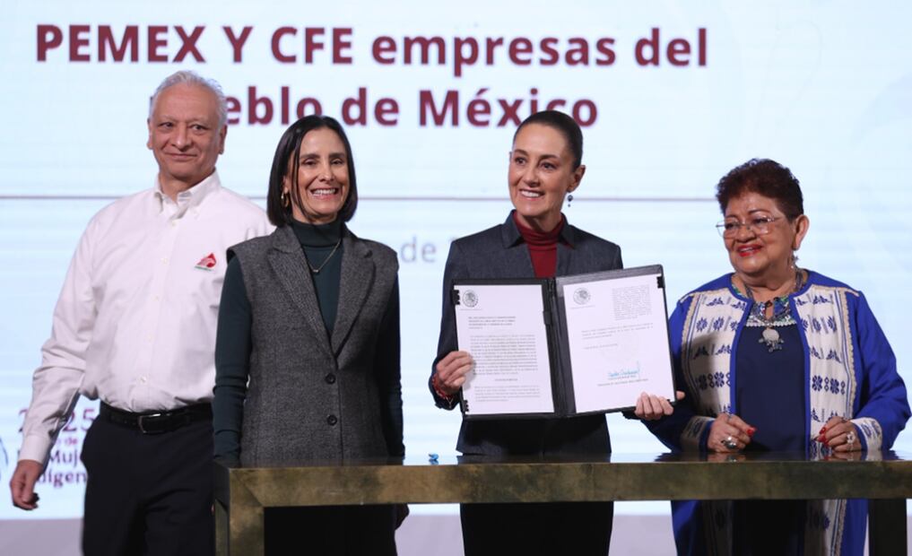 La presidenta Claudia Sheinbaum firmó en su conferencia mañanera las leyes secundarias de la reforma energética en materia energética en el Salón Tesorería de Palacio Nacional. Foto: Diego Simón Sánchez/EL UNIVERSAL