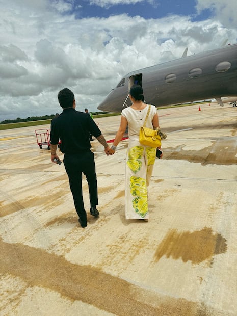 Ángela Aguilar acompaña a su esposo Christian Nodal durante su presentación en República Dominicana.
Foto: Canal de WhatsApp de Ángela Aguilar.