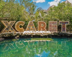 Grupo Xcaret afirma que retiro invitación a Díaz Ayuso debido a sus "desafortunadas declaraciones"; niega haber recibido instrucciones 
