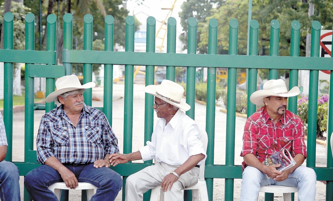 Dirigentes de dos organizaciones de productores de caña encabezan el bloqueo en las entradas al ingenio azucarero Emiliano Zapata. CUARTOSCURO