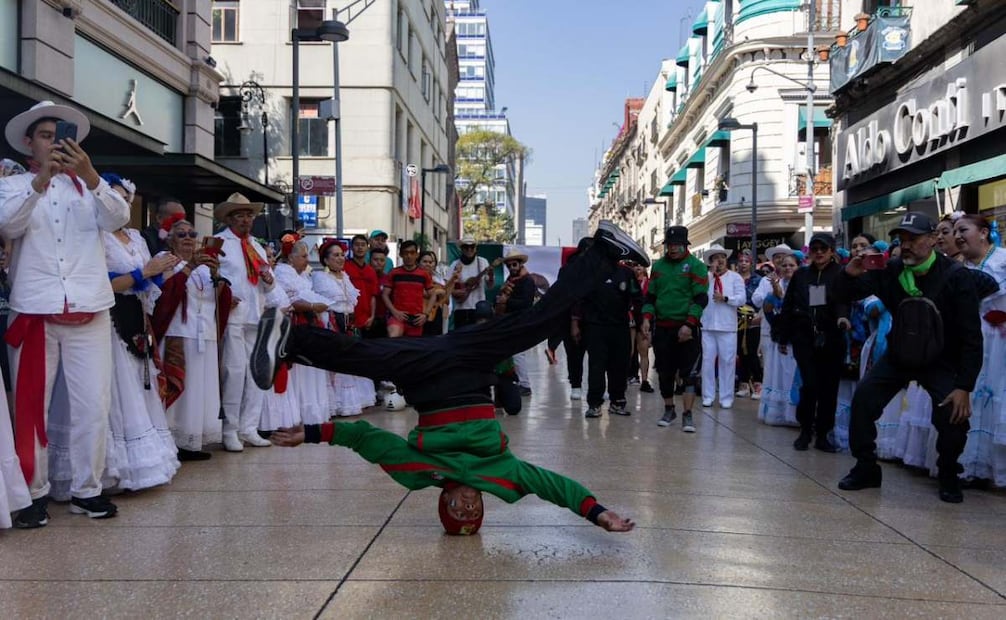 Con baile y música pilares realiza Flashmob "Amor Mundial” en el Centro Histórico; participan 500 personas.
Foto: Hugo Salvador / El Universal