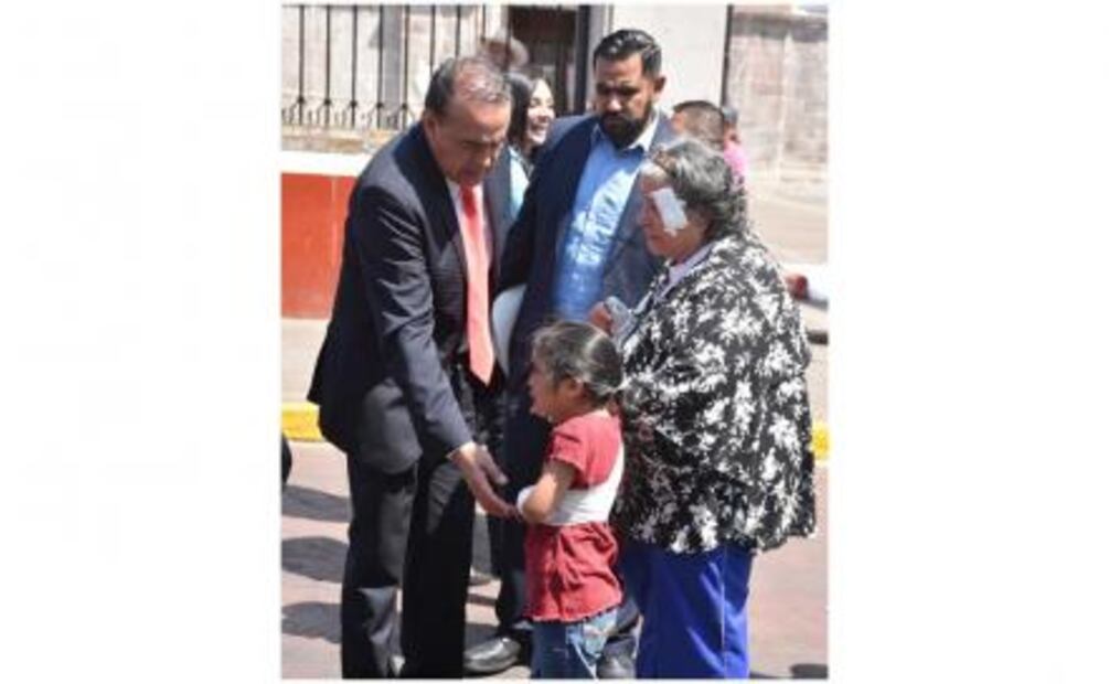 Colapsa templete durante desfile cívico en Michoacán