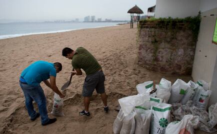 Protección Civil mantiene alertas en 12 estados por "Patricia"