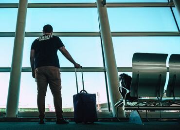 Hombre coloca una cámara en su maleta y mira en vivo que hacen con ella en el aeropuerto