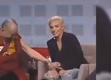 Tras polémica por besar a un niño, reviven video del Dalái Lama “toqueteando” a Lady Gaga