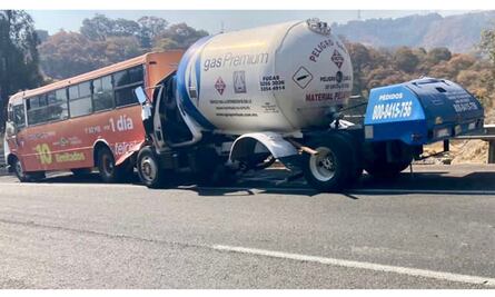 Chocan pipa de gas y autobús en autopista Chamapa- Lechería; reportan un muerto