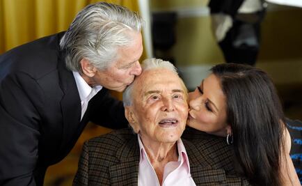Hace Catherine Zeta-Jones homenaje a Kirk Douglas