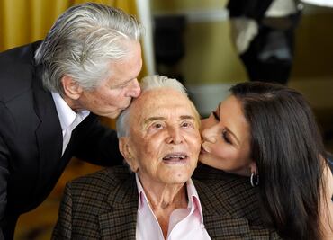 Hace Catherine Zeta-Jones homenaje a Kirk Douglas