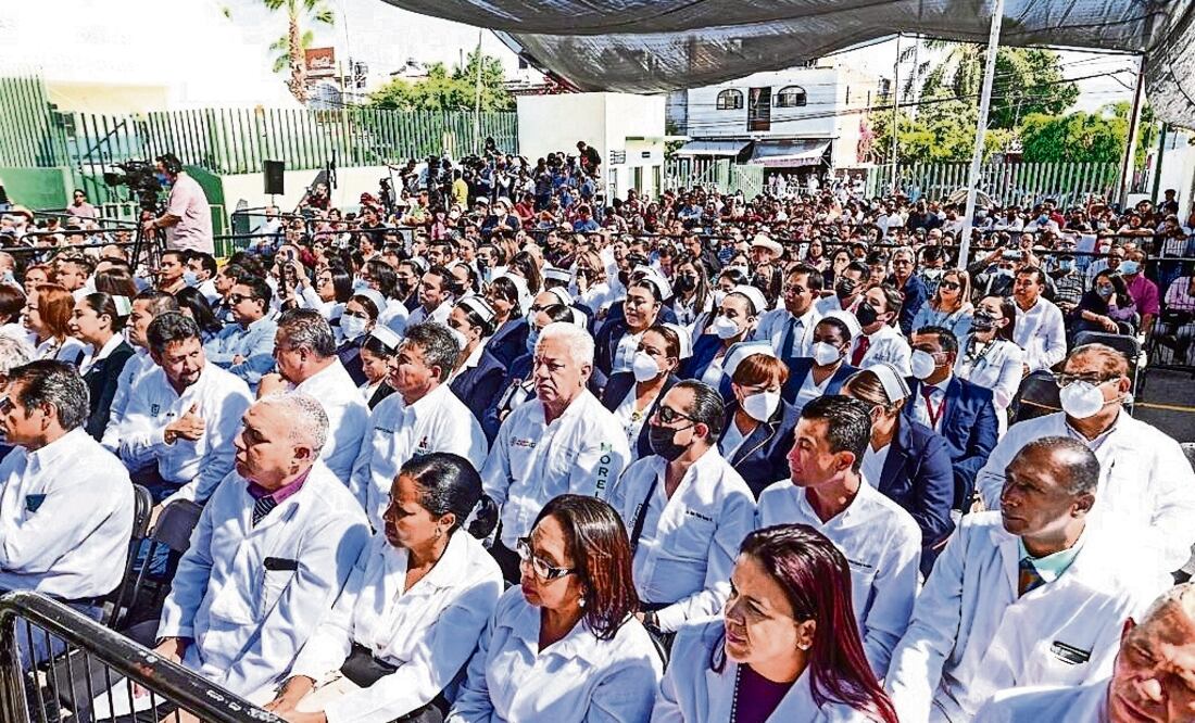 Han llegado a México 700 médicos de Cuba para prestar sus servicios en zonas marginadas, según el Presidente. Foto: Archivo / El Universal