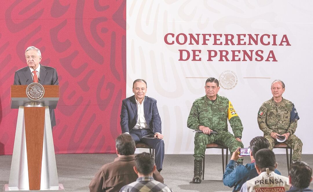 Acompañado por su gabinete de seguridad, el presidente Andrés Manuel López Obrador destacó que más de 18 mil elementos de la Defensa, Marina y Guardia Nacional se han desplegado en todo el país para atender la emergencia sanitaria. Foto: SERGIO TAPIA