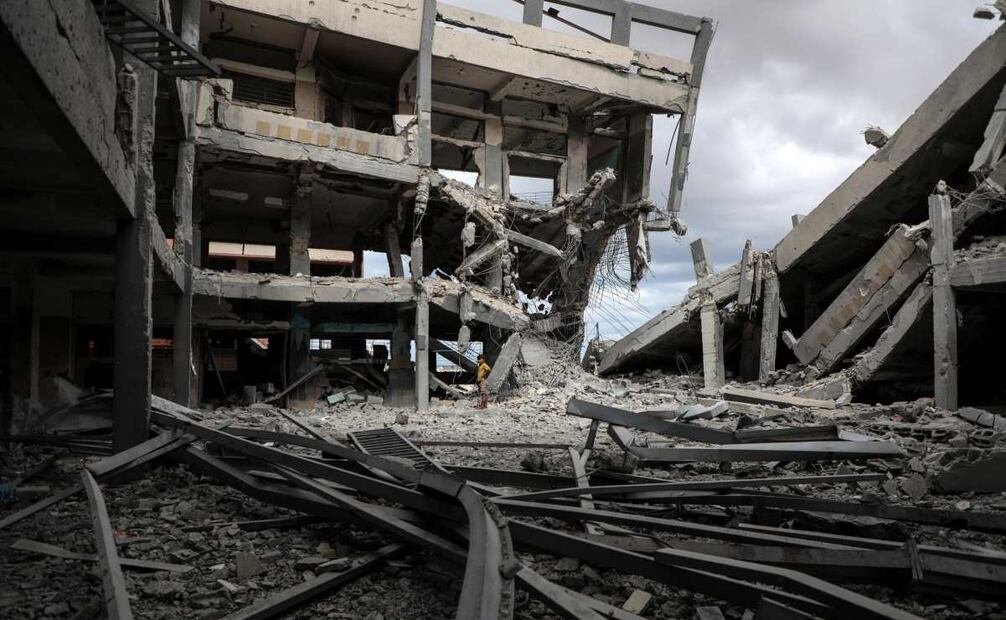 Imagen del 12 de octubre de 2025 de un niño palestino permaneciendo entre los escombros de edificios destruidos después de regresar a Khan Younis, en el sur de la Franja de Gaza. El acuerdo de alto al fuego entre Israel y Hamás entró en vigor el viernes. Foto: Xinhua
