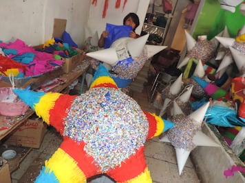 "Mi abuelo hacía piñatas. Somos la tercera generación"
