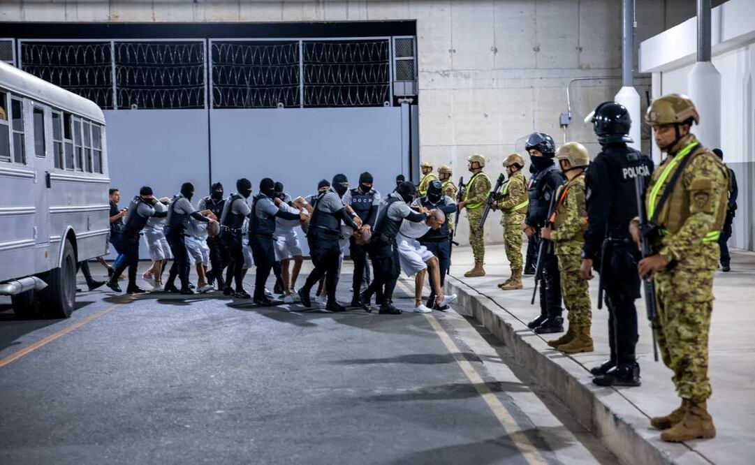 Fotografía cedida por el gobierno de El Salvador donde se observan custodios del Centro del Confinamiento del Terrorismo (CECOT), trasladando a un grupo de detenidos procedentes de Estados Unidos. Foto: EFE