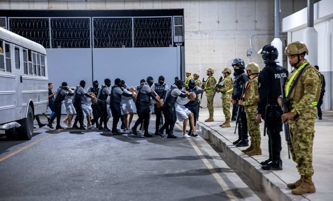 Fotografía cedida por el gobierno de El Salvador donde se observan custodios del Centro del Confinamiento del Terrorismo (CECOT), trasladando a un grupo de detenidos provenientes de Estados Unidos. Foto: EFE
