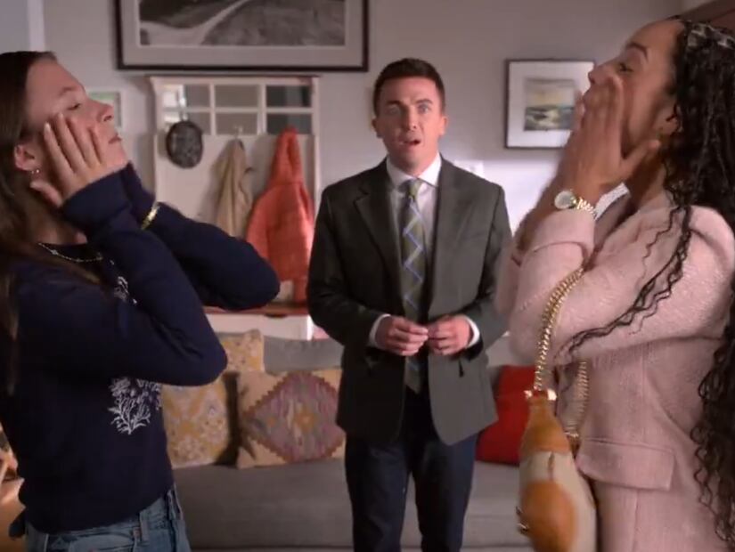 Tristán, interpretada por Kiana Madeira y  Leah, interpretada por Keeley Karsten, quien comparte la inteligencia de "Malcolm". Foto: Captura.