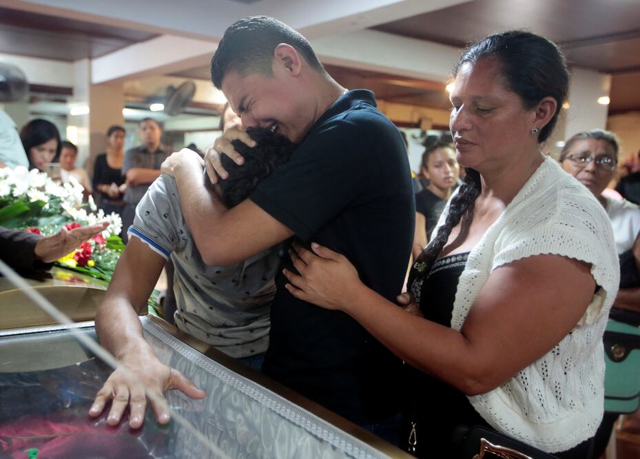 Los familiares lloran por el ataúd abierto de Orlando Cordobas (15 años), quien recibió un disparo durante las recientes protestas contra el gobierno del presidente de Nicaragua, Daniel Ortega (Foto: Reuters)