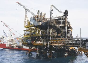 Firman contratos de dos bloques de licitación petrolera