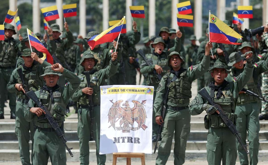 Fotografía de archivo del 20 de septiembre de 2025 que muestra a integrantes de la Fuerza Armada Nacional Bolivariana (FANB) de Venezuela participando en ejercicios militares, en Caracas (Venezuela). El Gobierno de Venezuela aseguró que la FANB ha destruido, en el transcurso de este año, 39 aeronaves usadas para el narcotráfico, la mayoría en operaciones en estados fronterizos venezolanos con Colombia, como Apure (oeste) y Amazonas (sur, también limítrofe con Brasil). Foto: EFE