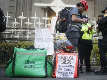 Repartidores protestan; exigen a la SCJN eliminar impuesto del 2% a plataformas