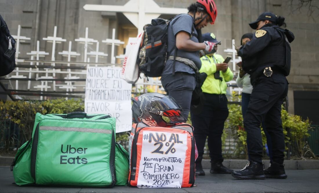 Repartidores protestan; exigen a la SCJN eliminar impuesto del 2% a plataformas. Foto: Darío Luna