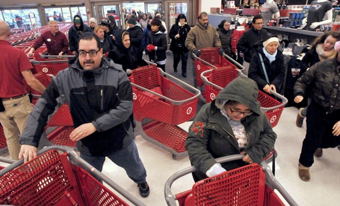En la ciudad de Plainville, Connecticut, las primeras personas en entrar al centro comercial se lanzan por carros de compras para disfrutar de las ofertas de Black Firday. (Foto: AP)