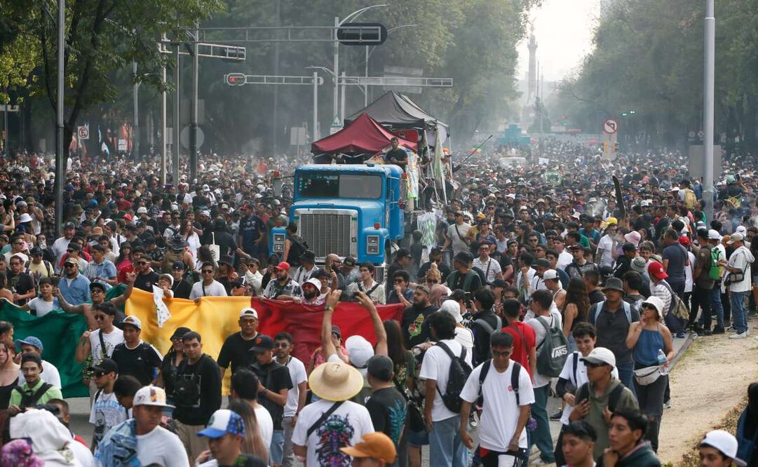 Decenas de jóvenes se concentran en el Ángel de la Independencia por el Día Mundial de la Marihuana. Foto: Darío Luna/EL UNIVERSAL