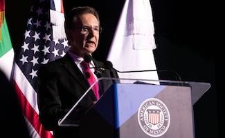 Embajador Esteban Moctezuma queda varado por tormenta invernal en Washington; visitaría a mexicanos en centros de detención