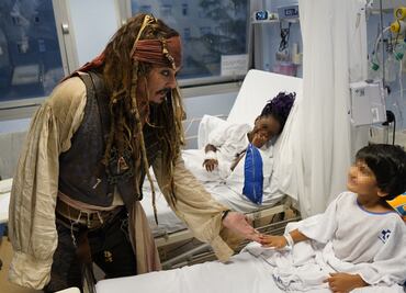Johnny Depp se convierte en Jack Sparrow y sorprende a los niños de un hospital