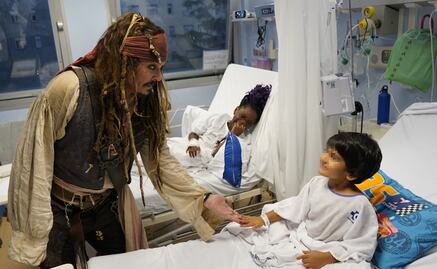 Johnny Depp se convierte en Jack Sparrow y sorprende a los niños de un hospital