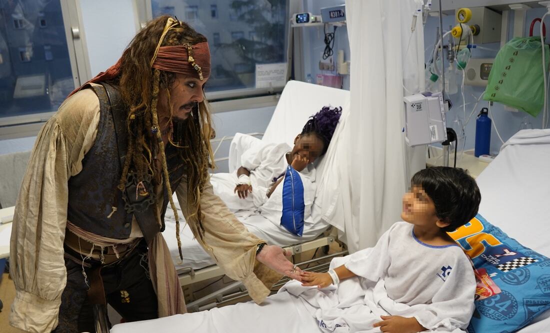 Johnny Depp se convierte en Jack Sparrow y le saca sonrisas a los niños del Hospital Universitario Donostia de Osakidetza. Foto: EFE.