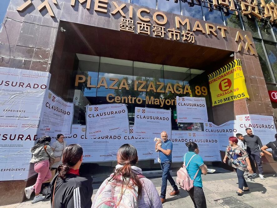 Algunas personas que acudieron a la plaza se mostraron sorprendidos ante los sellos de clausura, por lo que se dirigieron a otras en la zona. Foto: de Juan Carlos Wiliams. El Universal