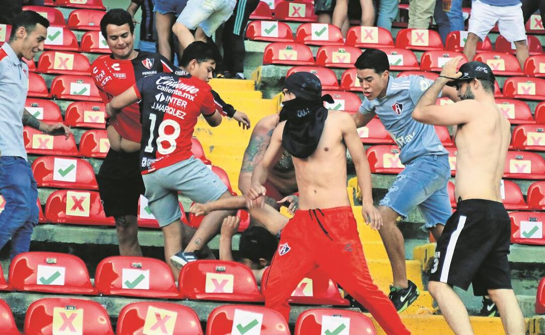 Batalla campal entre aficionados del Querétaro y el Atlas. Foto: EDUARDO GOMEZ / AFP