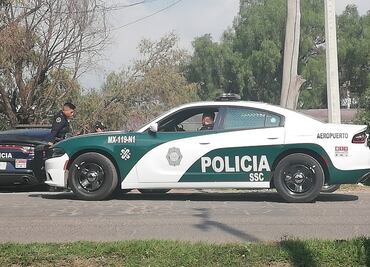 Policías cachan a hombre con una arma réplica y lo dejar ir por 400 pesos y un reloj Armani