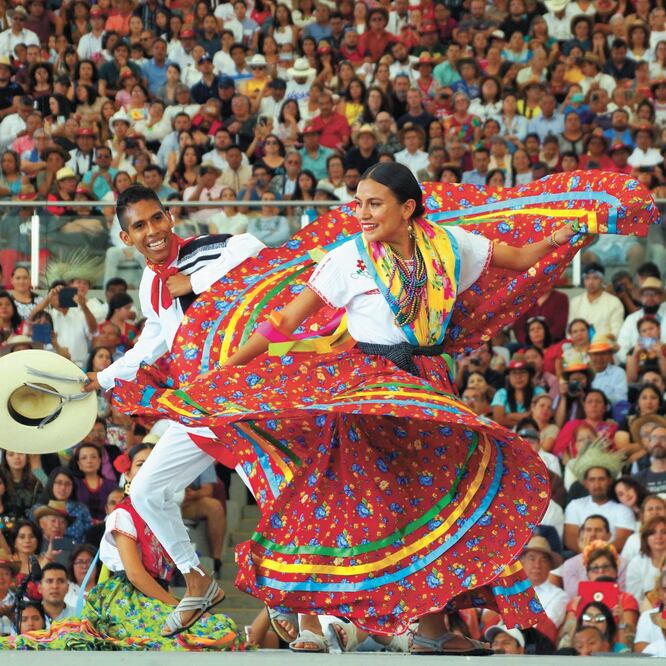 La región de Santiago Pinotepa Nacional fue la encargada de cerrar la primera función del segundo Lunes del Cerro: la octava de la Guelaguetza. FOTOS: EDWIN HERNÁNDEZ. EL UNIVERSAL