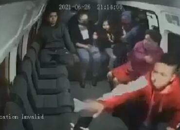 Asaltante obliga a niño a quitar celular a pasajera de combi en Edomex