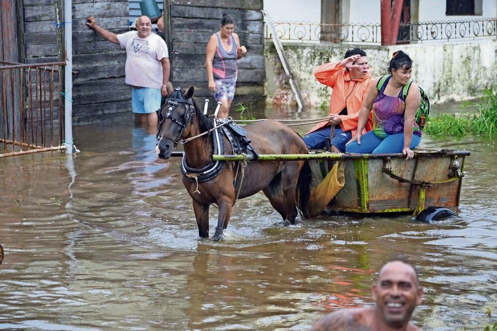 Idalia dejó calles inundadas en Batabano, Cuba; el sistema meteorológico se fortaleció y se dirigió hacia la costa del Golfo de Florida. Foto: Ramón Espinosa / AP
