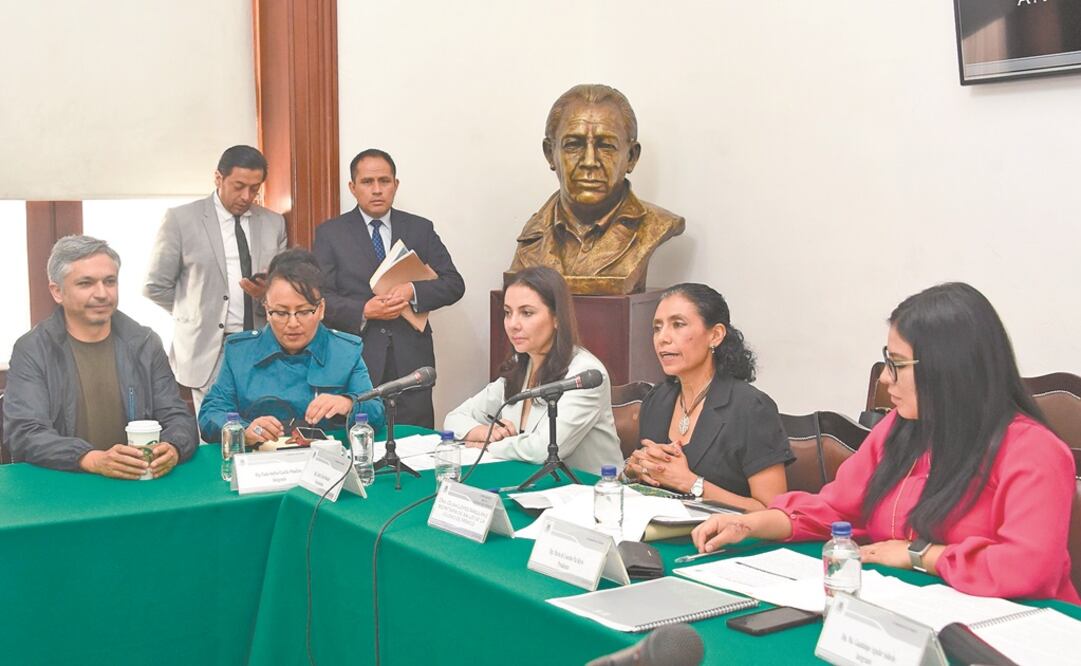 La secretaria de Salud (Sedesa) de la capital del país, Oliva López Arellano (primera de der. a izq.), durante su comparecencia ante el Congreso local, en el marco de la glosa de Primer Informe de Claudia Sheinbaum. Foto: ESPECIAL