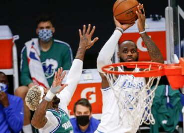 Lakers logra su primer triunfo de la temporada al dominar a los Mavericks