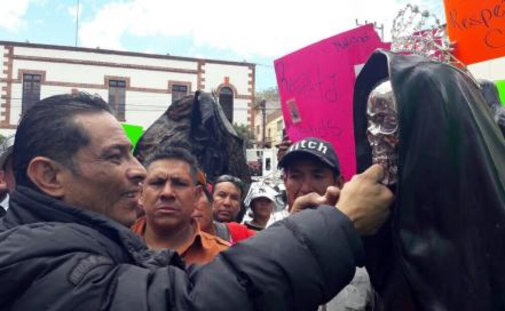 Protestan con cumbia y sangre por derribo de capilla de la Santa Muerte