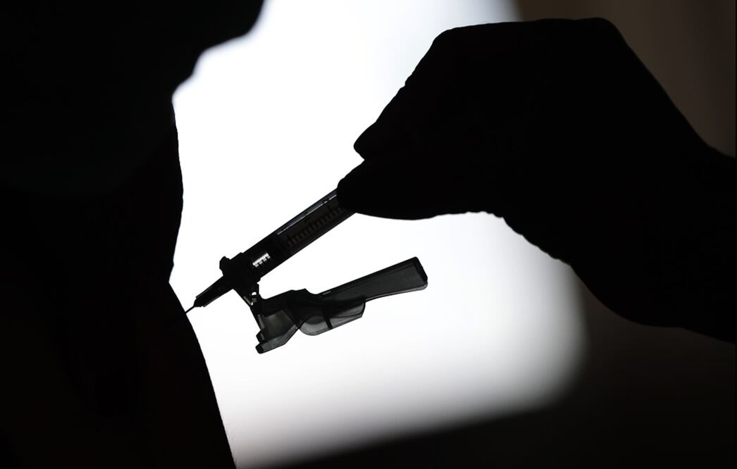 Aplicación de unas de las vacunas antiCovid. Foto: AP / Eraldo Peres 