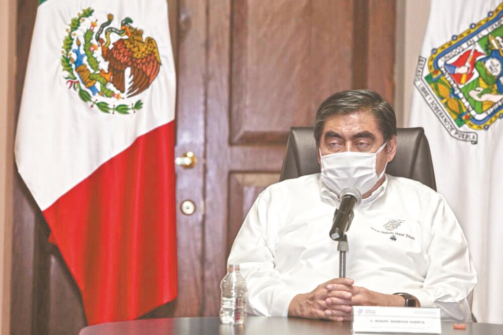 El gobernador Miguel Barbosa llamó a los diversos sectores de la sociedad a ser responsables y respetar el pacto comunitario para no contagiar. Foto: Especial