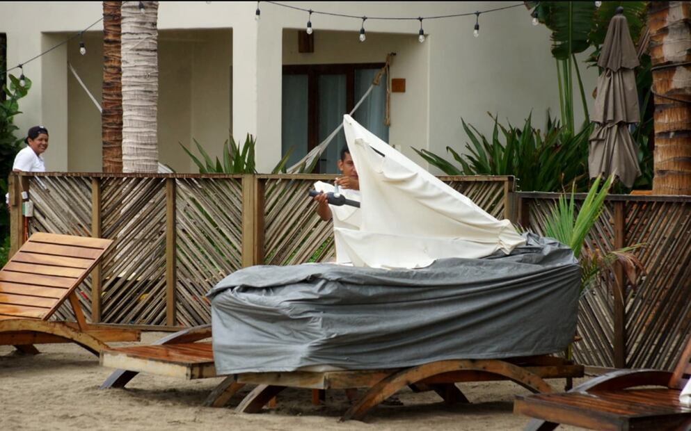 Restauranteros y hoteleros guardan mobiliario y ponen muros de contención con costales de arena en Playa Zicatela, el 18 de junio de 2025, como medida preventiva ante la inminente llegada del huracán Erick a Oaxaca. Foto: Edwin Hernández/EL UNIVERSAL