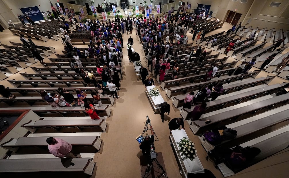 Los ataúdes de los ocho niños víctimas de un tiroteo masivo son trasladados tras el funeral en Shreveport (09/05/2026). Foto: AP.