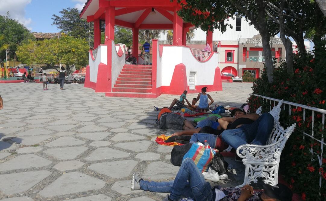 Los migrantes se instalaron en el parque central, auditorio y calles aledañas al centro de la comunidad (Foto: Roselia Chaca / EL UNIVERSAL)