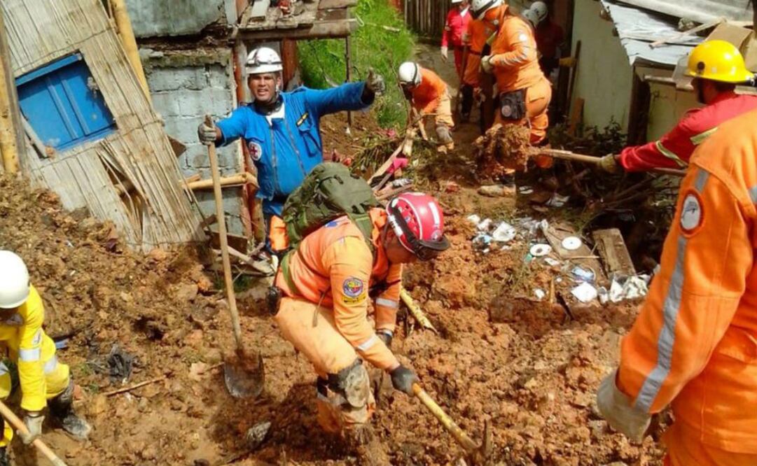 Además de los muertos se reportaron cuatro personas con lesiones, 28 rescatadas, y la destrucción de viviendas y un centro comunitario. FOTO: @DefensaCivilCo