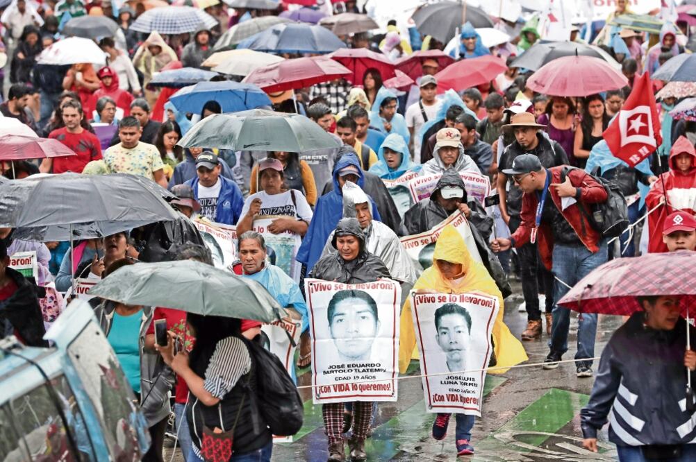 El contingente encabezado por los padres de los 43 estudiantes desaparecidos de Ayotzinapa marchó del Ángel de la Indepedencia hasta el Hemiciclo a Juárez en la Ciudad de México, con la participación de más de 3 mil personas (LUIS CORTÉS. EL UNIVERSAL)