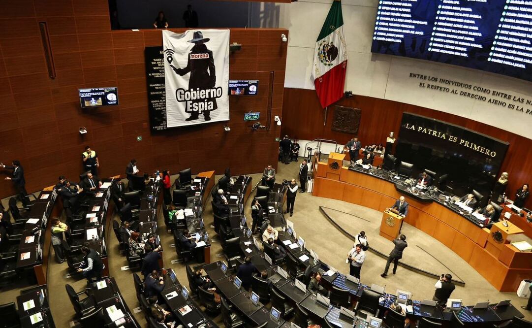 Senado debate de Ley General del Sistema Nacional de Seguridad Pública, por lo que despliegan manta que acusa a Morena de "espía". Foto: Berenice Fregoso/EL UNIVERSAL